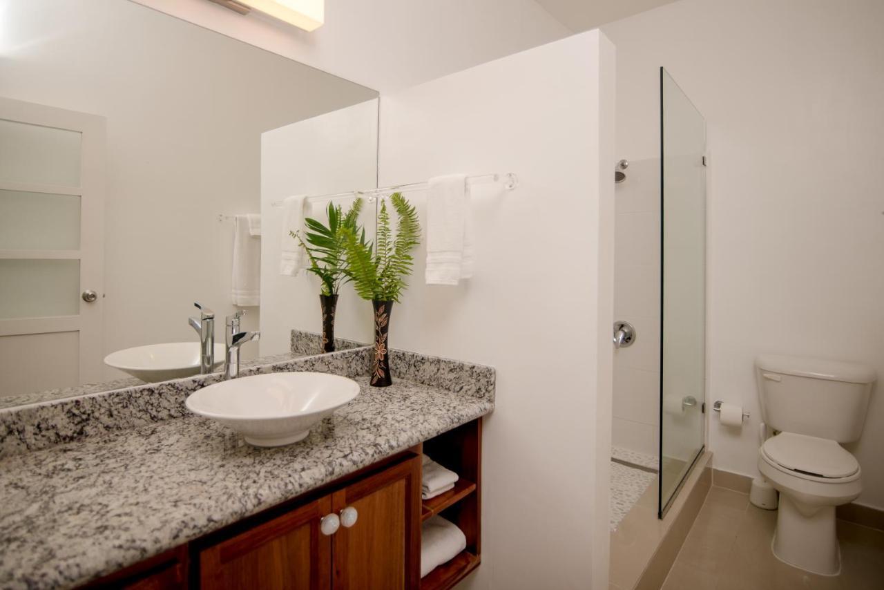 Whispering Seas Oceanfront Suite Ocho Rios Exteriör bild